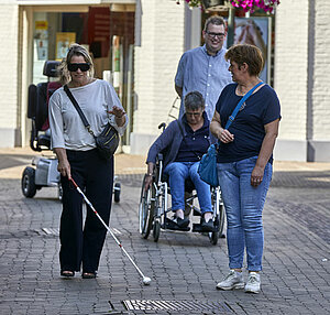 Wethuder Goodin ervaart hoe het is om blind te zijn met een wandelstok in het winkelgebied.