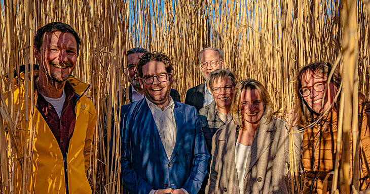 groepsfoto in het lange hoge gras 
