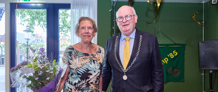 foto van de burgemeester met mevrouw Engelen 