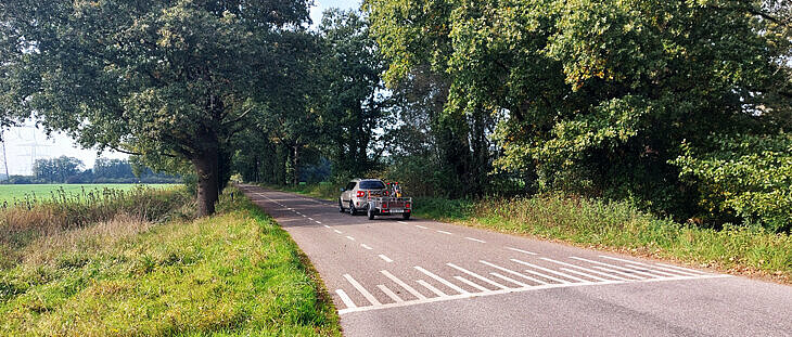 foto van de weg met auto