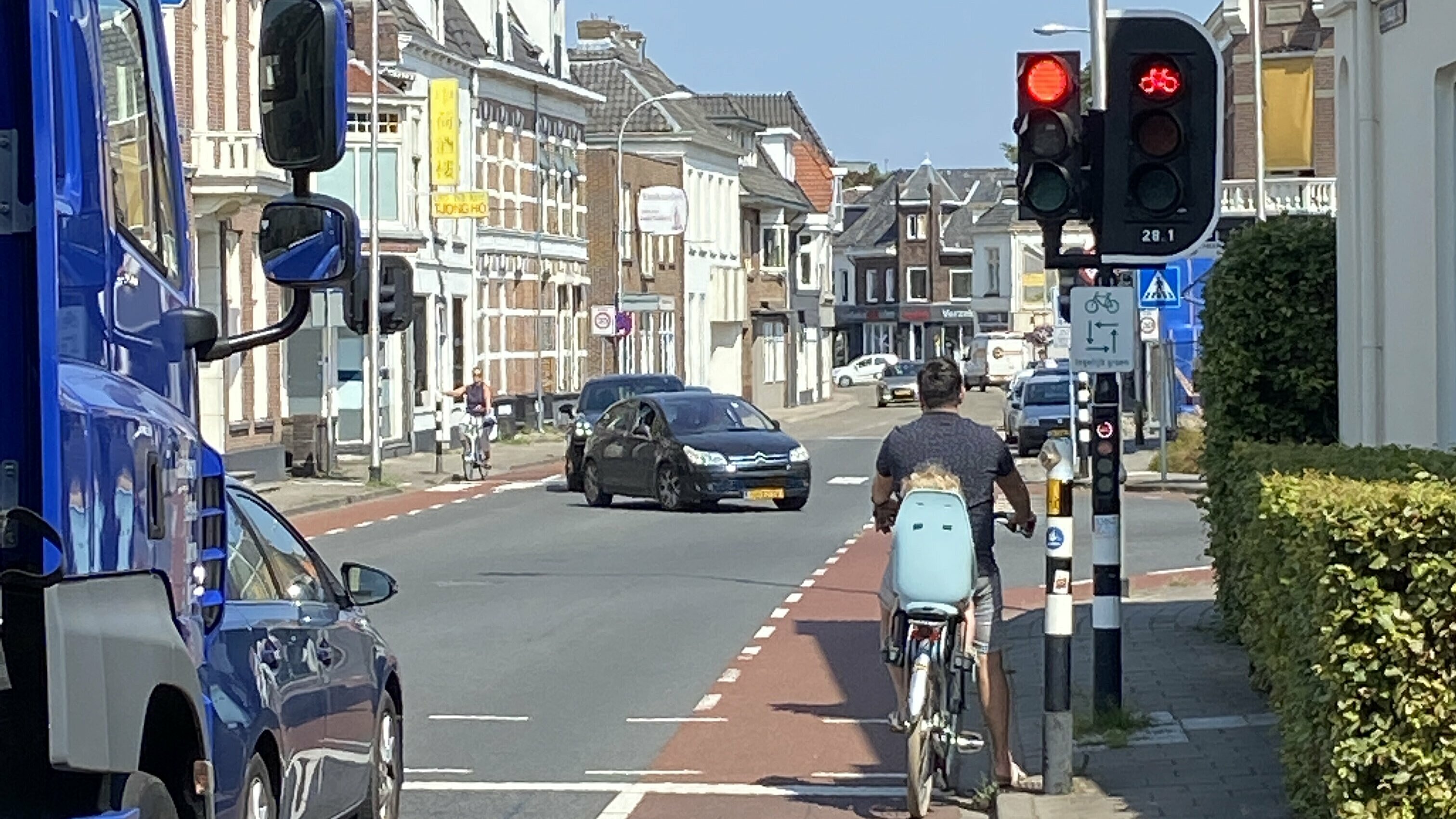 foto van wachtende fietser bij stoplicht wat op rood staat