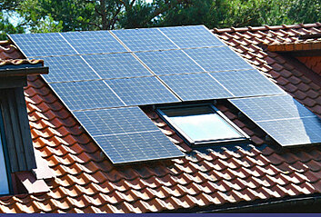 foto van zonnepanelen op dak van woonhuis