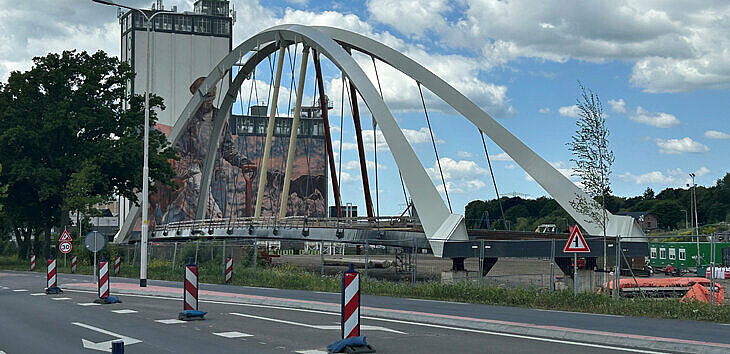 foto van de brug die nu nog op de kade ligt