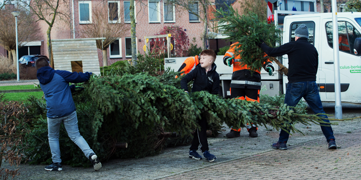 foto van kinderen die kerstbomen brengen naar de medewerkers van Circulus
