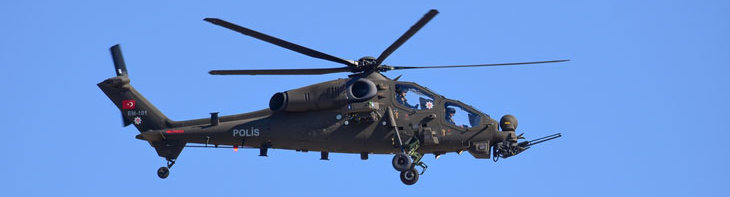 foto van helikopter met strakblauwe lucht