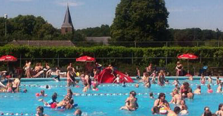 foto van kinderen in een zwembad
