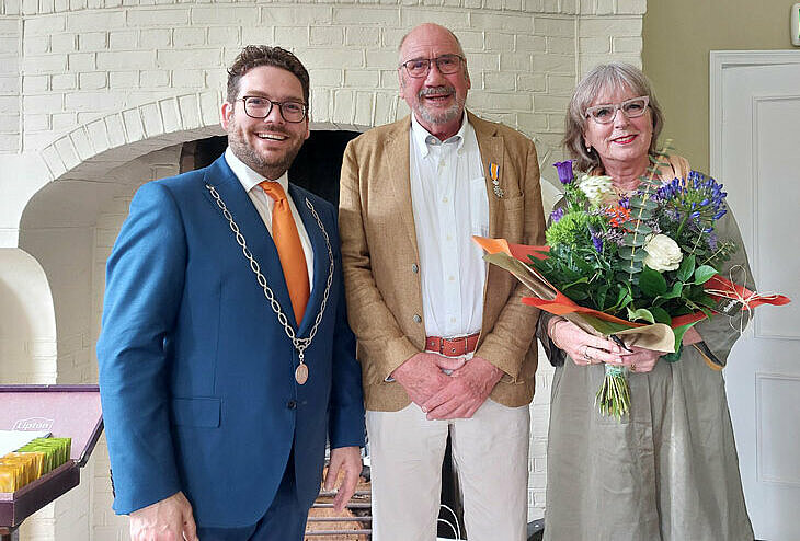 De burgemeester, de heer Olthof en zijn vrouw