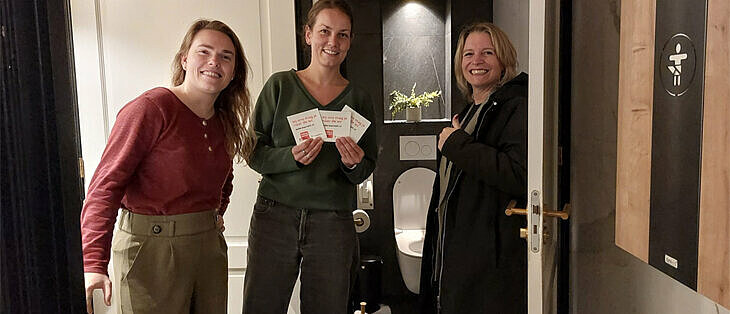 wethouder, aanjager en ondernemer bij een toiletdeur