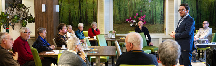 burgemeester spreekt aanwezigen toe