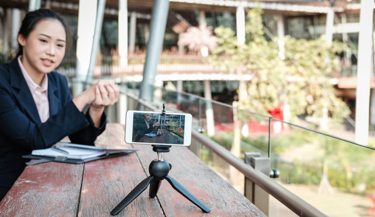 foto van vrouw die filmpje maakt met telefoon