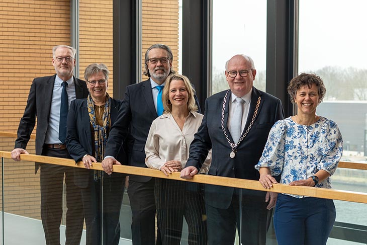 Groepsfoto van het college in het gemeentehuis