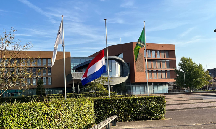 Nederlandse vlag voor gemeentehuis hang halfstok