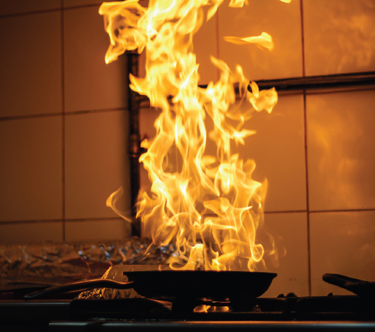 foto van vuur in een pan in een keuken