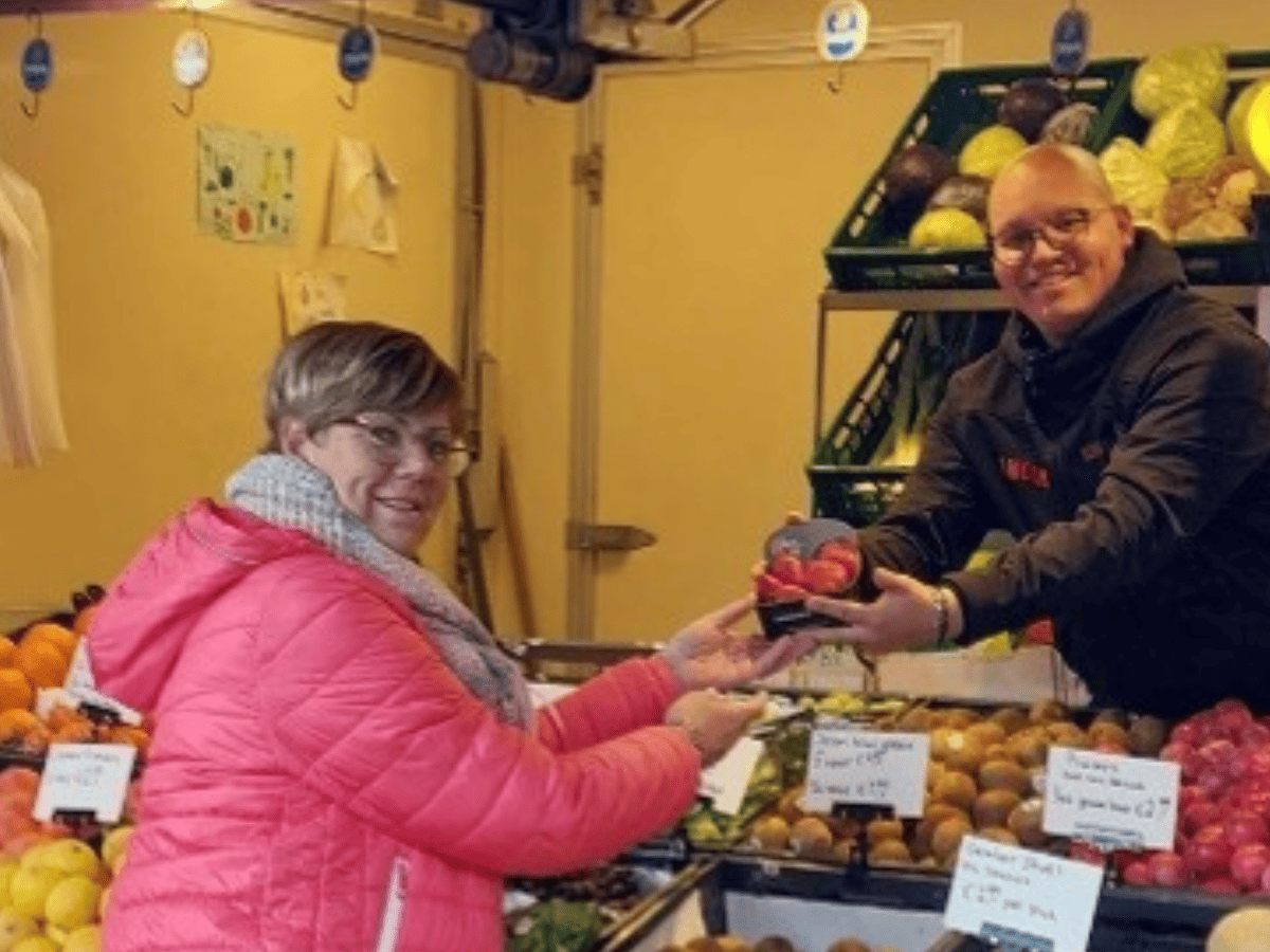 foto van Carla bij de groentekraam
