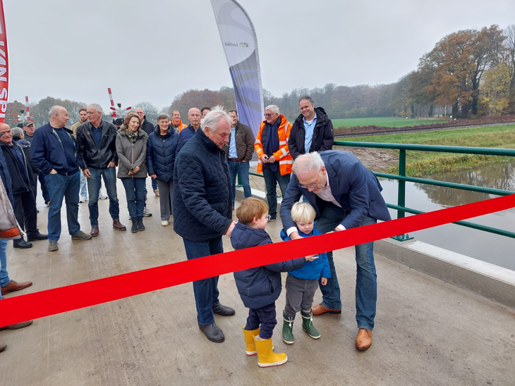 Nieuwe brug in Binnenweg bij Almen open voor verkeer