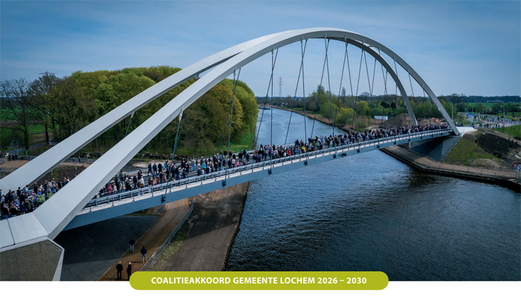 foto van de nieuwe brug bij Lochem met daarop een grote mensenmassa