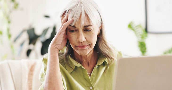foto van een vrouw die zorgelijk kijkt