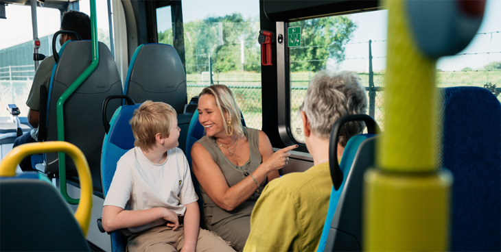 foto van mensen in een bus