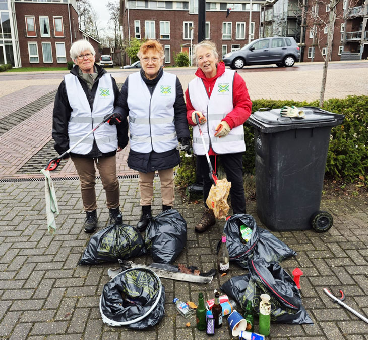 foto van drie dames met schoonmaakspullen 
