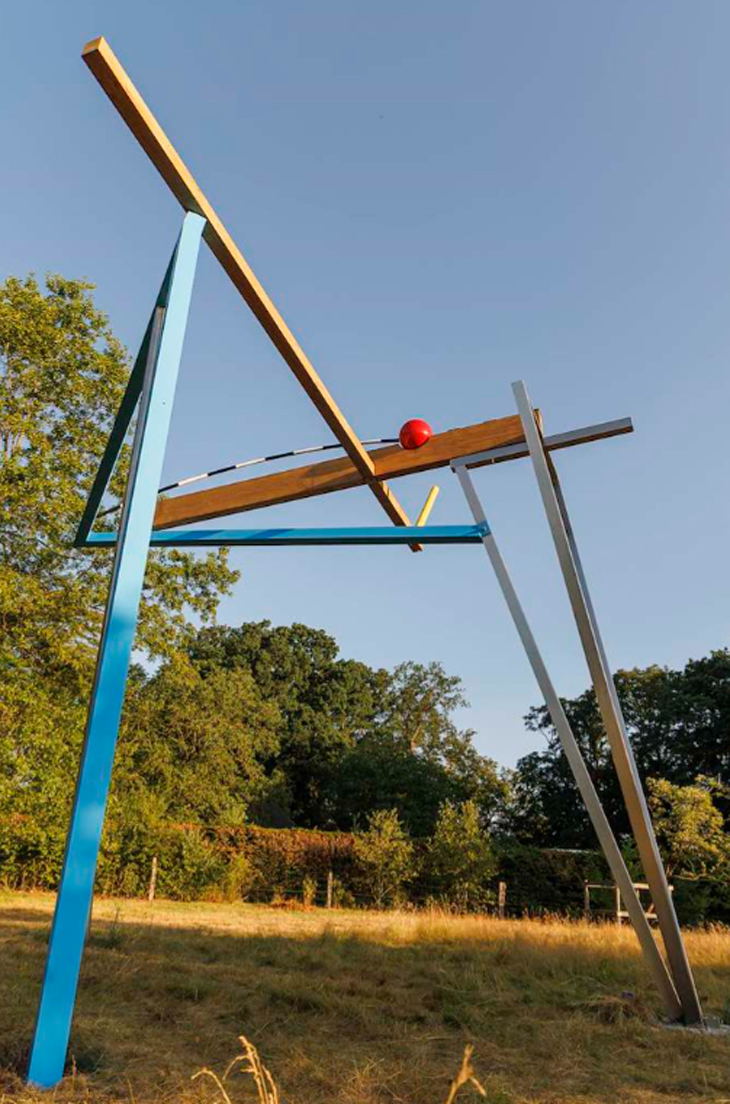 foto van het kunstwerk met blauwe lucht op de achtergrond