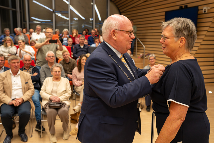 foto van Burgemeester Frans Backhuijs met Marja Eggink-Meuleman