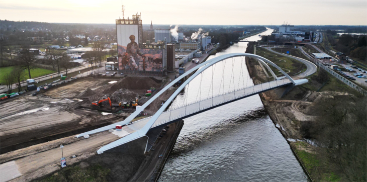 foto van de brug vanuit de lucht met daaronder het twentekanaal