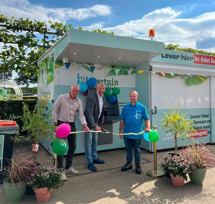 foto van de wethouder bij het doorknippen van het openingslint
