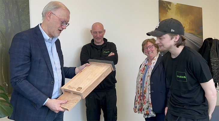 Eerste vleermuiskastje feestelijk uitgereikt